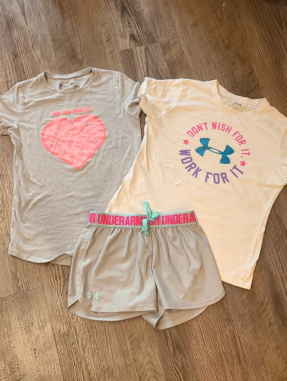 Under Armour Girls' White & Gray T-shirts with Matching Shorts Size Medium